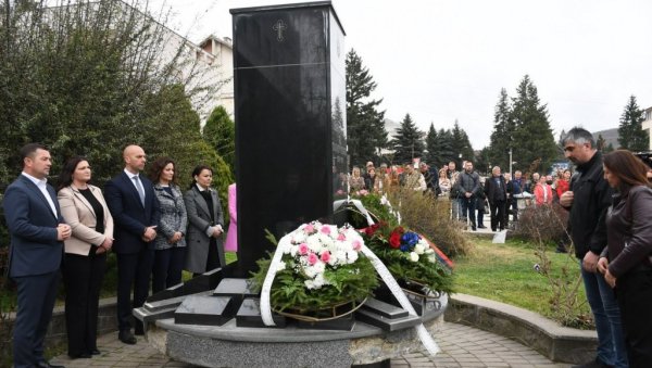 КОД СПОМЕНИКА СТРАДАЛИМ ХЕРОЈИМА У ЛЕПОСАВИЋУ: Обележена 26. годишњица НАТО бомбардовања (ФОТО) КОД СПОМЕНИКА СТРАДАЛИМ ХЕРОЈИМА У ЛЕПОСАВИЋУ: Обележена 26. годишњица НАТО бомбардовања (ФОТО)