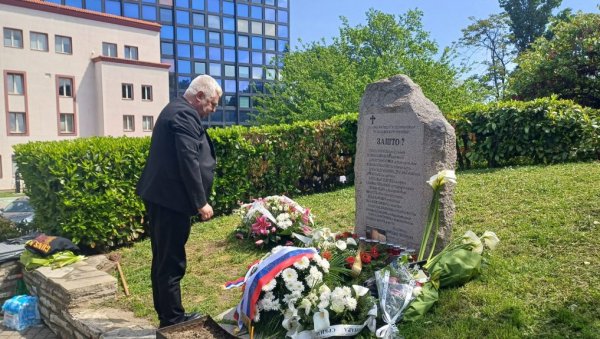БРАТИНА ПОЛОЖИО ВЕНАЦ НА СПОМЕНИК УБИЈЕНИМ РАДНИЦИМА РТС: Због блокадера РТС први пут није емитовао помен страдалима БРАТИНА ПОЛОЖИО ВЕНАЦ НА СПОМЕНИК УБИЈЕНИМ РАДНИЦИМА РТС: Због блокадера РТС први пут није емитовао помен страдалима