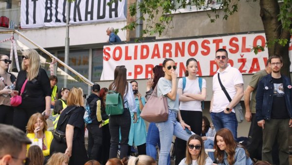 ЧАК И У УКРАЈИНИ ПРИМИРЈЕ ЗА ВАСКРС, САМО БЛОКАДЕРИ И ДАЉЕ ТЕРОРИШУ: Предводи их Хамза из Новог Пазара ЧАК И У УКРАЈИНИ ПРИМИРЈЕ ЗА ВАСКРС, САМО БЛОКАДЕРИ И ДАЉЕ ТЕРОРИШУ: Предводи их Хамза из Новог Пазара