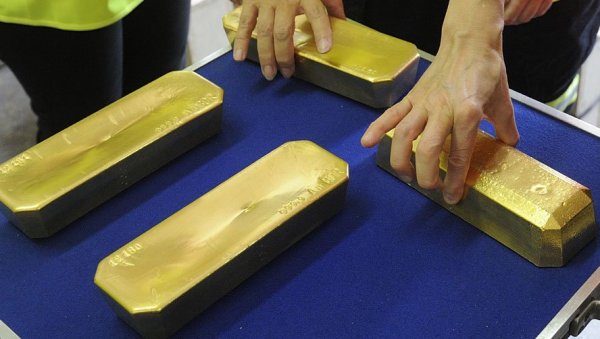 ЦЕНА ЗЛАТА ПАЛА! Позната банка изнела прогнозу шта ће бити до краја године ЦЕНА ЗЛАТА ПАЛА! Позната банка изнела прогнозу шта ће бити до краја године