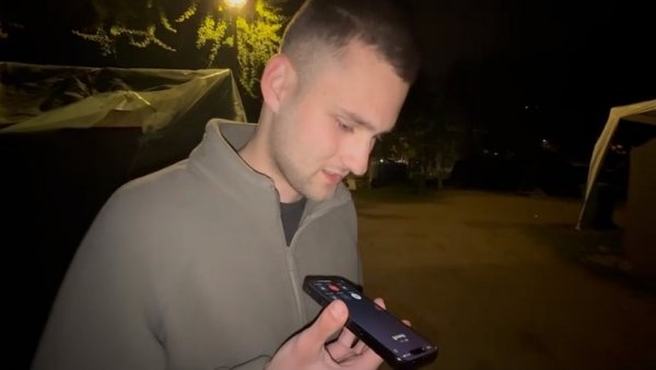 ЕМОТИВНА СЦЕНА У ПИОНИРСКОМ ПАРКУ: Док смо разговарали са студентом позвала га мама (ВИДЕО)