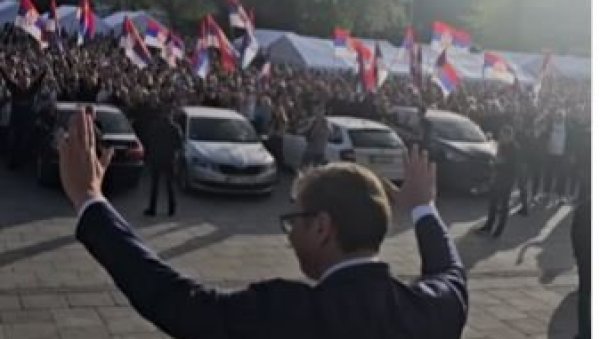 МОЋАН СНИМАК: Народ овацијама дочекао Вучића пред Скупштином Србије (ВИДЕО)