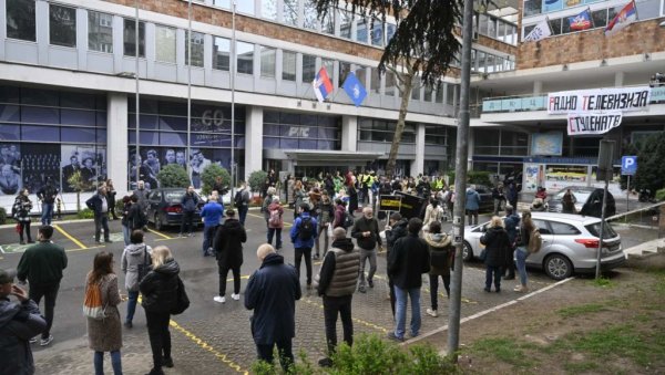 НАСТАВЉА СЕ ТЕРОР ИСПРЕД РТС-А: Блокадери довукли контејнере и металне ограде НАСТАВЉА СЕ ТЕРОР ИСПРЕД РТС-А: Блокадери довукли контејнере и металне ограде