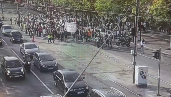 НОВО МАЛТРЕТИРАЊЕ БЕОГРАЂАНА: Блокадери затворили Немањину улицу, спречавају људе да воде нормалан живот (ФОТО)
