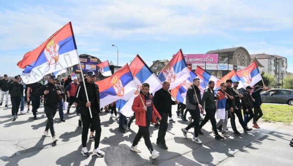 СРБИ КОЈИ ПЕШАЧЕ СА КИМ НАДОМАК ЦИЉА: Стигли до Аде Циганлије, настављају ка центру Београда (ФОТО) СРБИ КОЈИ ПЕШАЧЕ СА КИМ НАДОМАК ЦИЉА: Стигли до Аде Циганлије, настављају ка центру Београда (ФОТО)