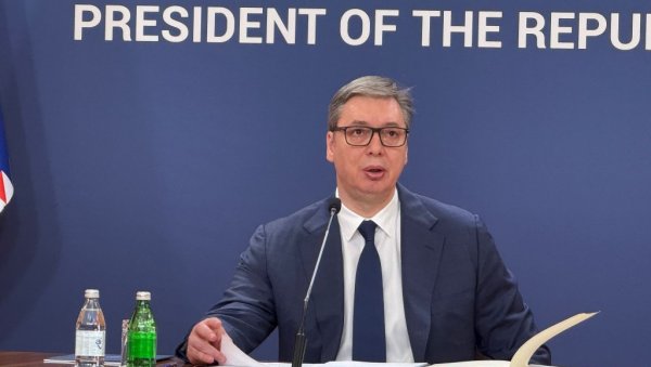 СТИЖУ ПАРЕ: Вучић најавио - На мој предлог од сутра креће исплата СТИЖУ ПАРЕ: Вучић најавио - На мој предлог од сутра креће исплата