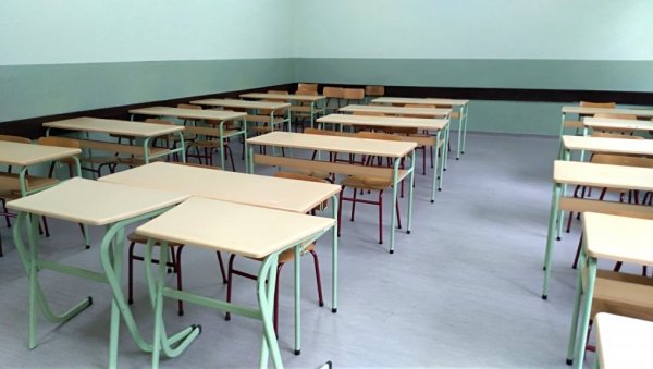 ВЛАДА СРБИЈЕ НАЛОЖИЛА ХИТНУ ПРОМЕНУ ШКОЛСКОГ КАЛЕНДАРА: Донета важна одлука, односи се на све школе ВЛАДА СРБИЈЕ НАЛОЖИЛА ХИТНУ ПРОМЕНУ ШКОЛСКОГ КАЛЕНДАРА: Донета важна одлука, односи се на све школе