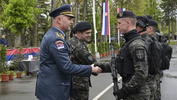 НАЈИСТАКНУТИЈИМ ПОЈЕДИНЦИМА УРУЧЕНЕ НАГРАДЕ И ПОХВАЛЕ: Обележен Дан Одреда војне полиције специјалне намене Кобре у касарни Васа Чарапић