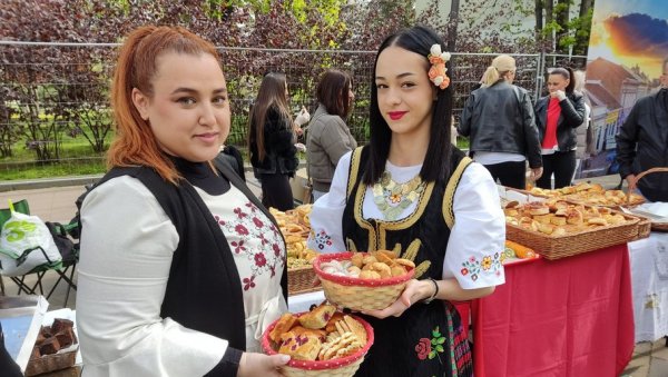 НЕ ДАМО СРБИЈУ - СВЕНАРОДНИ СКУП У БЕОГРАДУ: Новости са грађанима - ори се песма, весела атмосфера (ФОТО/ВИДЕО)