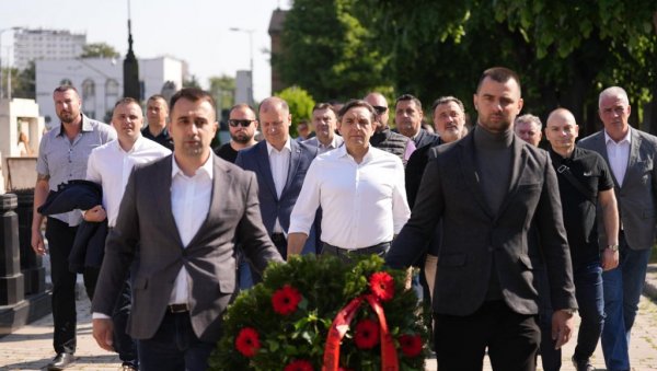 80 ГОДИНА СЛОБОДЕ И БОРБЕ ЗА РАДНИЧКА ПРАВА: Покрет социјалиста положио венац на гроб Димитрија Туцовића (ФОТО)