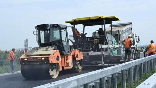 ФАЈНЕНШЕЛ ТАЈМС: Србија за 10 година изградила 5 пута више путева него Велика Британија ФАЈНЕНШЕЛ ТАЈМС: Србија за 10 година изградила 5 пута више путева него Велика Британија