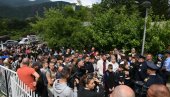 SAMO HOĆEMO DA TRENIRAMO: Protest u Leoosavicu zbog zatvaranja Sportske hale (FOTO)