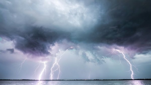 ОЧЕКУЈТЕ ГРАД И ЈАК ВЕТАР У ОВИМ ЗОНАМА: РХМЗ најављује снажне олује ОЧЕКУЈТЕ ГРАД И ЈАК ВЕТАР У ОВИМ ЗОНАМА: РХМЗ најављује снажне олује