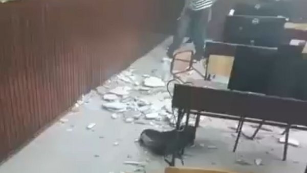ОТПАО ДЕО ПЛАФОНА У ШКОЛИ У БЕЧЕЈУ: Ученица лакше повређена ОТПАО ДЕО ПЛАФОНА У ШКОЛИ У БЕЧЕЈУ: Ученица лакше повређена