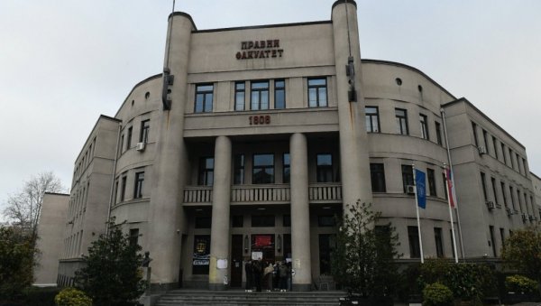 ПАДАЈУ БЛОКАДЕ ЈЕДНА ЗА ДРУГОМ! Тиха већина на Правном факултету у Београду надгласала блокадере ПАДАЈУ БЛОКАДЕ ЈЕДНА ЗА ДРУГОМ! Тиха већина на Правном факултету у Београду надгласала блокадере
