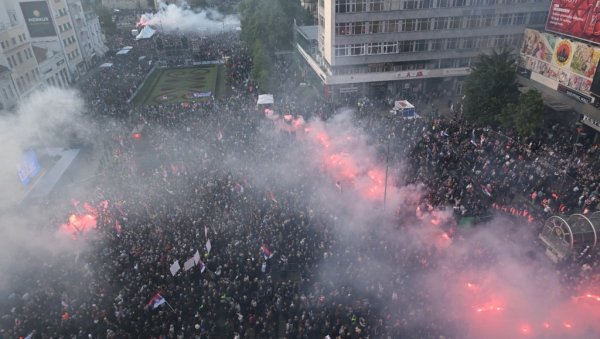 ПОСЛЕ МОЋНОГ ВУЧИЋЕВОГ ГОВОРА: Велика бакљада на сабору у Нишу (ВИДЕО)