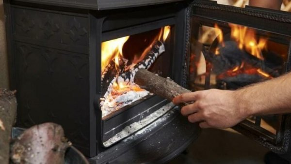 ПРОДАЈА ОГРЕВА УВЕЛИКО ПОЧЕЛА: Пелет већ сад скупљи него прошле године, а ево колико кошта кубик дрва ПРОДАЈА ОГРЕВА УВЕЛИКО ПОЧЕЛА: Пелет већ сад скупљи него прошле године, а ево колико кошта кубик дрва