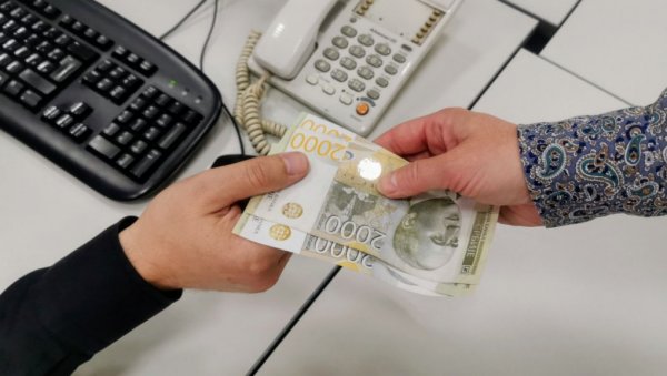 РАДОСТ ЗА ПЕНЗИОНЕРЕ: Стижу паре РАДОСТ ЗА ПЕНЗИОНЕРЕ: Стижу паре