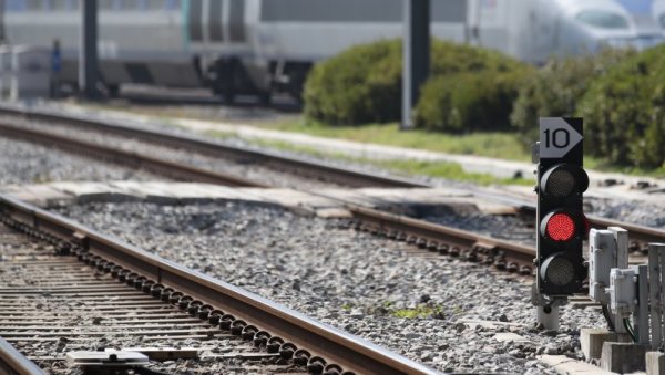 РЕШИЛИ ДА СТАНУ НА ЦРТУ ДРЖАВНОЈ ЖЕЛЕЗНИЦИ: Компанија купује 65 брзих возова и возиће по нижим ценама РЕШИЛИ ДА СТАНУ НА ЦРТУ ДРЖАВНОЈ ЖЕЛЕЗНИЦИ: Компанија купује 65 брзих возова и возиће по нижим ценама