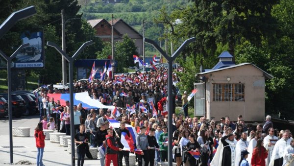 У ЛИТИЈИ РАЗВИЈЕНА ЗАСТАВА ДУГА ВИШЕ ОД 20 МЕТАРА: Обележена општинска и храмовна слава Свети Василије Острошки у Лепосавићу (ВИДЕО)