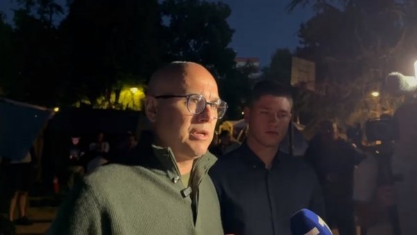 ВУЧЕВИЋ У ПОСЕТИ СТУДЕНТИМА КОЈИ ЖЕЛЕ ДА УЧЕ! Дошао сам да их подржим у борби за слободу учења која им је одузета и гледамо финале ЛШ ВУЧЕВИЋ У ПОСЕТИ СТУДЕНТИМА КОЈИ ЖЕЛЕ ДА УЧЕ! Дошао сам да их подржим у борби за слободу учења која им је одузета и гледамо финале ЛШ