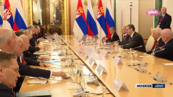 ВУЧИЋ СЕ САСТАЈЕ СА ПУТИНОМ: Председник Србије са руским лидером у Москви - Осећамо се овде као код куће (ВИДЕО) ВУЧИЋ СЕ САСТАЈЕ СА ПУТИНОМ: Председник Србије са руским лидером у Москви - Осећамо се овде као код куће (ВИДЕО)