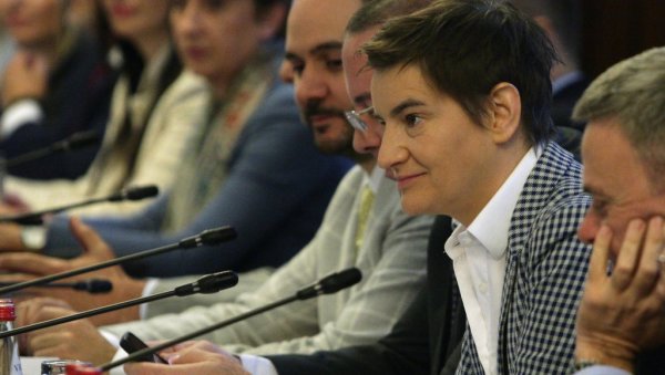 ИМАМО СВАКИ РАЗЛОГ ДА СЕ ПОНОСИМО Брнабић: Србија је и данас, на Дан победе над фашизмом, показала да је слободна и слободарска