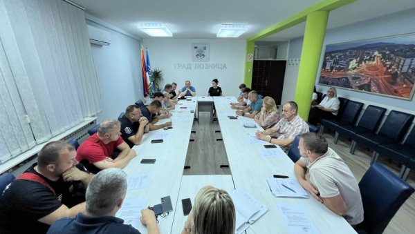 АКО БУДЕ ПОТРЕБЕ, ГАСИЋЕ И ХЕЛИКОПТЕРИМА: Седница Штаба за ванредне ситуације у Лозници због пожара на градској депонији АКО БУДЕ ПОТРЕБЕ, ГАСИЋЕ И ХЕЛИКОПТЕРИМА: Седница Штаба за ванредне ситуације у Лозници због пожара на градској депонији