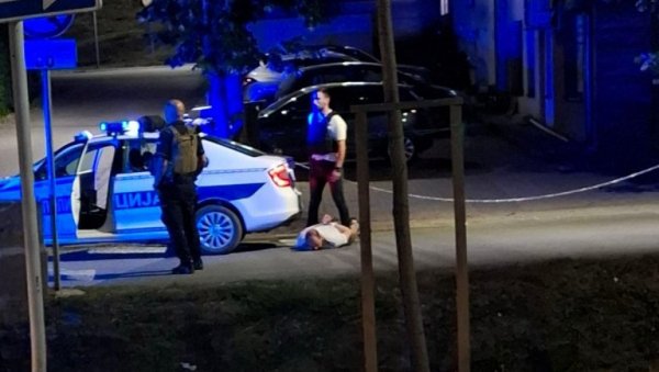 БЛОКАДЕРИ ХТЕЛИ ДА УБИЈАЈУ ЉУДЕ ИЗ СНС: Полиција га савладала након покушаја масакра (ФОТО/ВИДЕО) БЛОКАДЕРИ ХТЕЛИ ДА УБИЈАЈУ ЉУДЕ ИЗ СНС: Полиција га савладала након покушаја масакра (ФОТО/ВИДЕО)