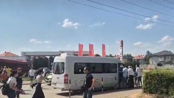 БЛОКАДЕРИ НАПАЛИ КОМБИ СА РАДНИЦИМА У ЗАЈЕЧАРУ БЛОКАДЕРИ НАПАЛИ КОМБИ СА РАДНИЦИМА У ЗАЈЕЧАРУ