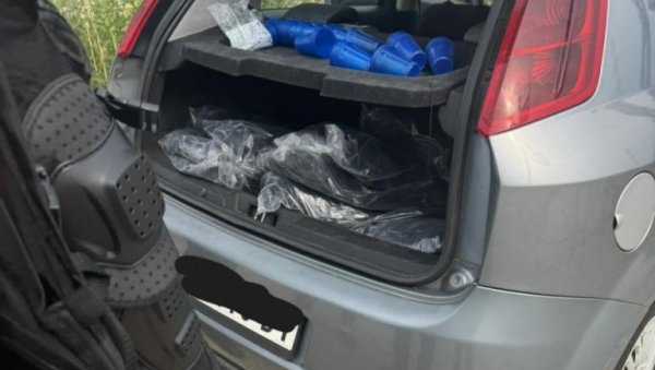 БЛОКАДЕРИ СПРЕМАЈУ ХАОС У БЕОГРАДУ: Полиција зауставила опасну пошиљку (ФОТО) БЛОКАДЕРИ СПРЕМАЈУ ХАОС У БЕОГРАДУ: Полиција зауставила опасну пошиљку (ФОТО)