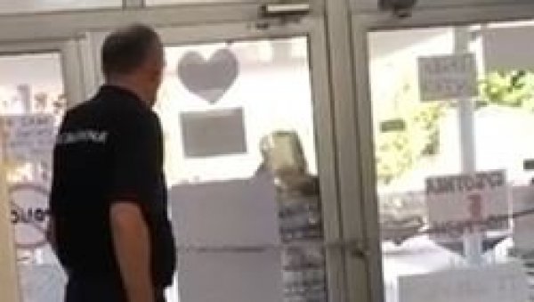 БРУТАЛНО КРШЕЊЕ УСТАВА И ЗАКОНА: Припадник обезбеђења са блокадерима прети професорки да ће у затвор зато што хоће да ради! БРУТАЛНО КРШЕЊЕ УСТАВА И ЗАКОНА: Припадник обезбеђења са блокадерима прети професорки да ће у затвор зато што хоће да ради!