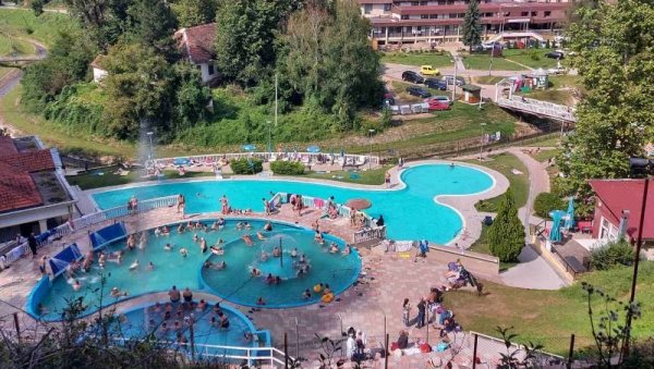 ЈЕДИНА СРПСКА БАЊА КОЈА ИМА ПРИРОДНИ ГЕЈЗИР: Ноћење кошта свега 1.000 динара по особи, а можете да излечите многе болести ЈЕДИНА СРПСКА БАЊА КОЈА ИМА ПРИРОДНИ ГЕЈЗИР: Ноћење кошта свега 1.000 динара по особи, а можете да излечите многе болести