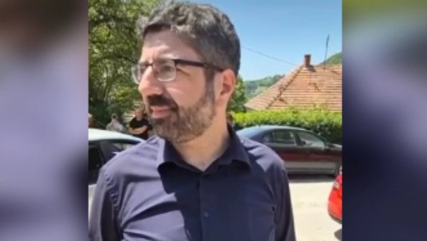 ЛАЗОВИЋ СЛАГАО ДА ГА ЈЕ КОМБИ ОБОРИО: Тек када је видео да га камера снима, опозиционар пао (ВИДЕО) ЛАЗОВИЋ СЛАГАО ДА ГА ЈЕ КОМБИ ОБОРИО: Тек када је видео да га камера снима, опозиционар пао (ВИДЕО)