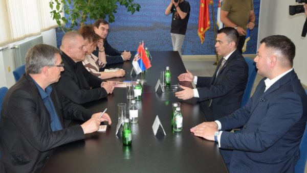 ЛЕТЊИ КАМПОВИ ЗА ДЕЦУ И ОМЛАДИНУ ИЗ ДИЈАСПОРЕ И ОВЕ ГОДИНЕ: Јагодину посетио министар без портфеља Ђорђе Милићевић ЛЕТЊИ КАМПОВИ ЗА ДЕЦУ И ОМЛАДИНУ ИЗ ДИЈАСПОРЕ И ОВЕ ГОДИНЕ: Јагодину посетио министар без портфеља Ђорђе Милићевић