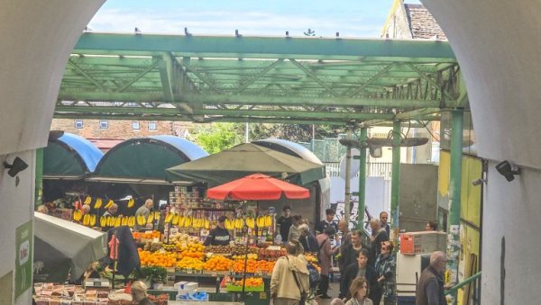 НА ПИЈАЦАМА НИКАД СЛАБИЈА ПОНУДА ВОЋА: Сви једва чекали да га пазаре, а сад га цене папрено - свака друга тезга празна