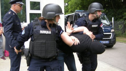 НАСТАВЉА СЕ БОРБА ПРОТИВ КОРУПЦИЈЕ: Ухапшено 6 цариника из крушевца, међу њима и жена НАСТАВЉА СЕ БОРБА ПРОТИВ КОРУПЦИЈЕ: Ухапшено 6 цариника из крушевца, међу њима и жена