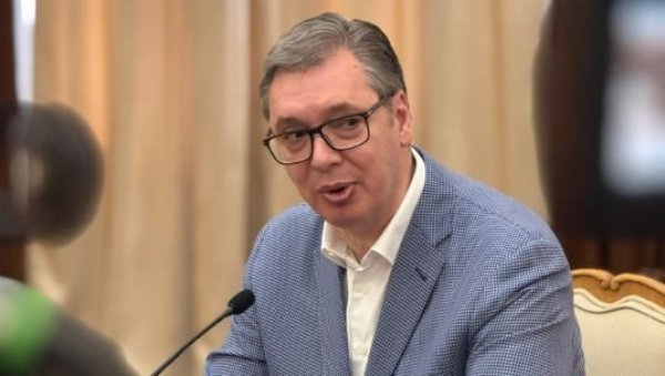 НИКАДА НЕЋЕ РАЗУМЕТИ ДА ПОСТОЈЕ ЉУДИ КОЈИ ЖИВЕ ЗА ОВУ ЗЕМЉУ! Вучић: Не можете да победите срце људи које се бори за ову Србију (ВИДЕО) НИКАДА НЕЋЕ РАЗУМЕТИ ДА ПОСТОЈЕ ЉУДИ КОЈИ ЖИВЕ ЗА ОВУ ЗЕМЉУ! Вучић: Не можете да победите срце људи које се бори за ову Србију (ВИДЕО)