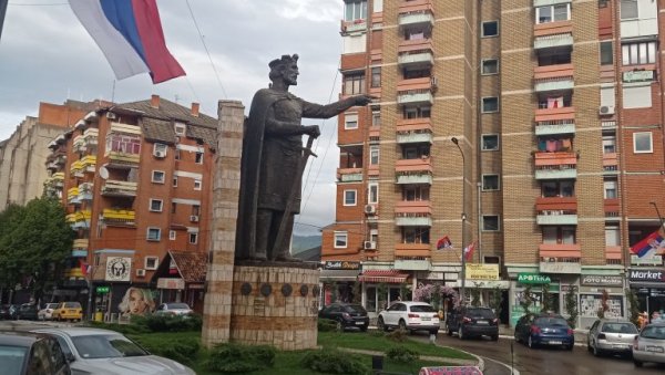 НОВА БОЛЕСНА ПРОВОКАЦИЈА ПРИШТИНЕ: У Северној Митровици српској деци делили заставе тзв. Косова! НОВА БОЛЕСНА ПРОВОКАЦИЈА ПРИШТИНЕ: У Северној Митровици српској деци делили заставе тзв. Косова!