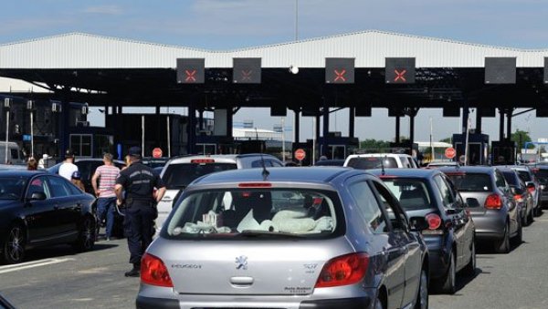 ОБЕЋАЛИ УКИДАЊЕ, А ОПЕТ СЕ ПЛАЋА: Зелени картон и даље обавезан за Србе који иду колима на море овим путем ОБЕЋАЛИ УКИДАЊЕ, А ОПЕТ СЕ ПЛАЋА: Зелени картон и даље обавезан за Србе који иду колима на море овим путем