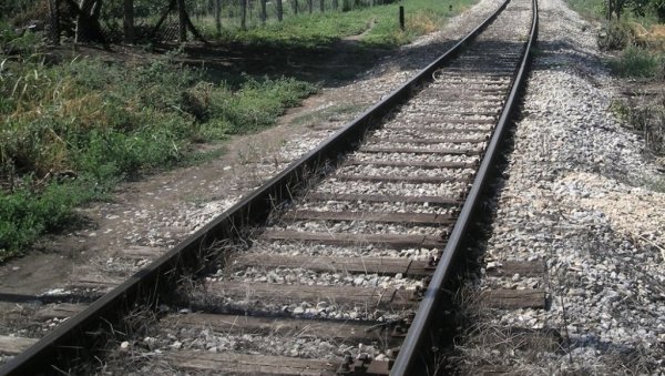 ОПАСНО ЈЕ ПО ЖИВОТ: Забрањено кретање на железничком мосту и тунелу 57 на прузи Београд-Бар ОПАСНО ЈЕ ПО ЖИВОТ: Забрањено кретање на железничком мосту и тунелу 57 на прузи Београд-Бар