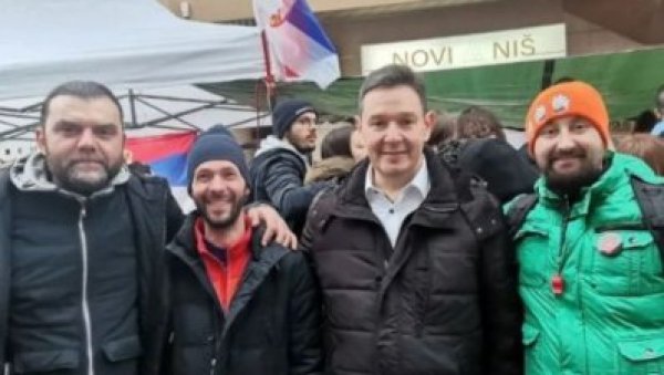 ОВО ЈЕ БЛОКАДЕР КОЈИ ЈЕ ХТЕО ДА УБИЈЕ ЉУДЕ ИЗ СНС: Пуцач у друштву Шаровића, Драже Петровића, Кокановића... ОВО ЈЕ БЛОКАДЕР КОЈИ ЈЕ ХТЕО ДА УБИЈЕ ЉУДЕ ИЗ СНС: Пуцач у друштву Шаровића, Драже Петровића, Кокановића...