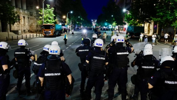 ОВО СУ УХАПШЕНИ ЗБОГ НАПАДА НА ПОЛИЦАЈЦЕ У БЕОГРАДУ Огласило се Више јавно тужилаштво: Одређено задржавање за 11 особа ОВО СУ УХАПШЕНИ ЗБОГ НАПАДА НА ПОЛИЦАЈЦЕ У БЕОГРАДУ Огласило се Више јавно тужилаштво: Одређено задржавање за 11 особа