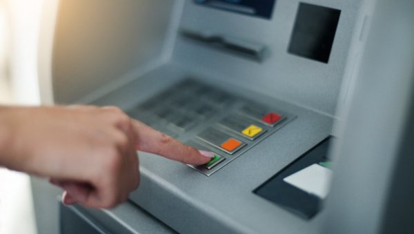 ПОДИЗАЊЕ ГОТОВИНЕ СА БАНКОМАТА ВИШЕ НЕЋЕ БИТИ ИСТО: Сви ће морати да се прилагоде новим правилима ПОДИЗАЊЕ ГОТОВИНЕ СА БАНКОМАТА ВИШЕ НЕЋЕ БИТИ ИСТО: Сви ће морати да се прилагоде новим правилима