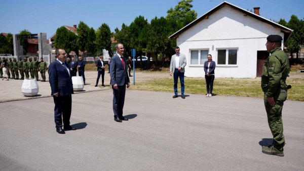 ПРЕМИЈЕР МАЦУТ У ПОСЕТИ БАЗИ ЖАНДАРМЕРИЈЕ У АЛЕКСИНЦУ: Ви сте стуб безбедности и сигурности Србије ПРЕМИЈЕР МАЦУТ У ПОСЕТИ БАЗИ ЖАНДАРМЕРИЈЕ У АЛЕКСИНЦУ: Ви сте стуб безбедности и сигурности Србије