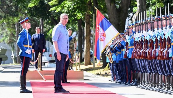 ВУЧИЋ О ПРИТИСЦИМА ЗБОГ ВОЈНЕ ПАРАДЕ: Ево одмах да им кажем, немојте случајно да ми окренете телефон