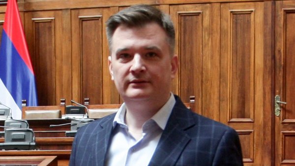 А ПИТАЛИ МЕ ЗА КОНТРАРЕВОЛУЦИЈУ: Миленко Јованов о смени Шолака и бивше деканке Наталије Јовановић (ФОТО) А ПИТАЛИ МЕ ЗА КОНТРАРЕВОЛУЦИЈУ: Миленко Јованов о смени Шолака и бивше деканке Наталије Јовановић (ФОТО)