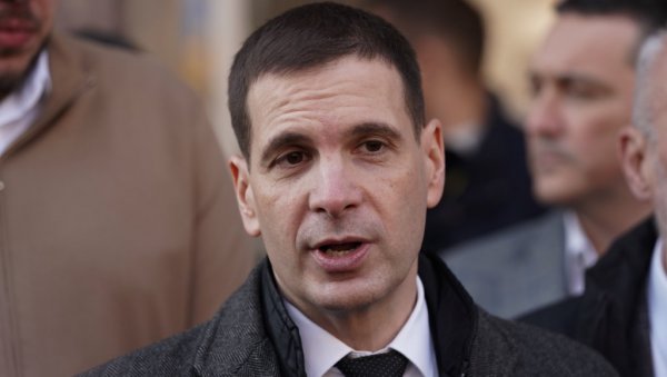 КАО ГРУПА АЛКОСА ИСПРЕД ДРАГСТОРА Како Милош Јовановић брани своје некадашње Метла коалиционе партнере који су похапшени КАО ГРУПА АЛКОСА ИСПРЕД ДРАГСТОРА Како Милош Јовановић брани своје некадашње Метла коалиционе партнере који су похапшени