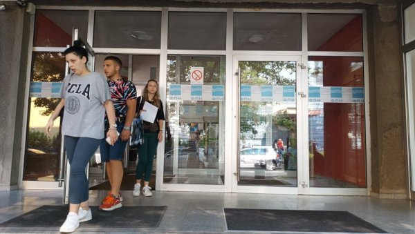 УЦЕНЕ БЛОКАДЕРА ВИШЕ НЕ ПРОЛАЗЕ: Завршена седница наставно-научног већа Факултета политичких наука УЦЕНЕ БЛОКАДЕРА ВИШЕ НЕ ПРОЛАЗЕ: Завршена седница наставно-научног већа Факултета политичких наука
