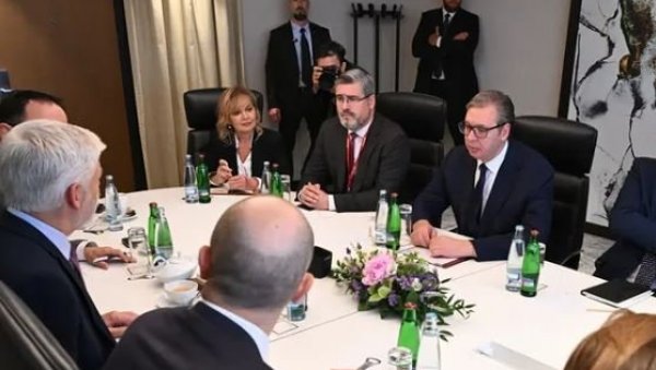 ВУЧИЋ НА ФОРУМУ ГЛОБСЕЦ: Серија важних састанака у Прагу - председник разговарао са Петром Павелом (ВИДЕО) ВУЧИЋ НА ФОРУМУ ГЛОБСЕЦ: Серија важних састанака у Прагу - председник разговарао са Петром Павелом (ВИДЕО)